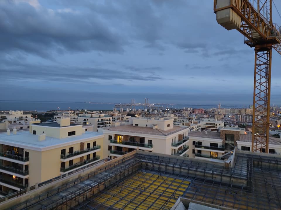 Edifício residencial em fase estrutural