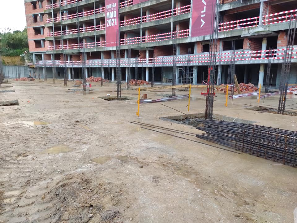 Edifício comercial em construção